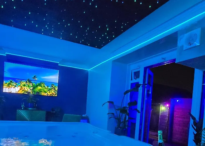 The New Blue Horse Suite At The Grumpy Schnauzer B&B Luxury Private Indoor Hot Tub Breakfast In Bed