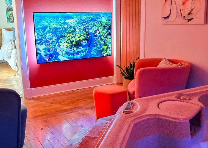 The Orange Fox Lux Room And Hot Tub At The Grumpy Schnauzer Guest House